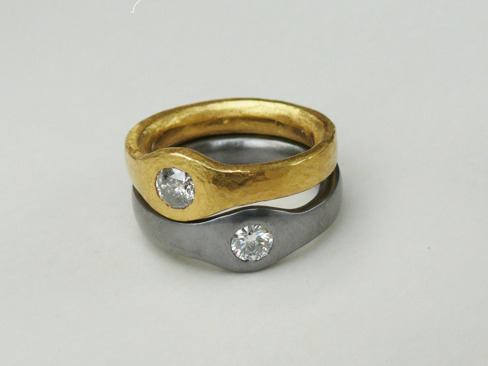 Ringpaar Feingold und Tantal mit je einem Brillanten